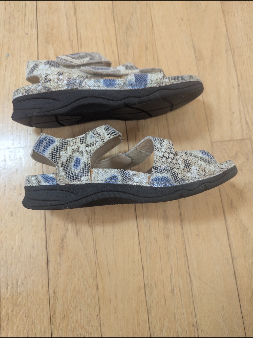 Barefoot Freedom Angela Neutral Blue Snake-Print Strappy Sandals 5.5
